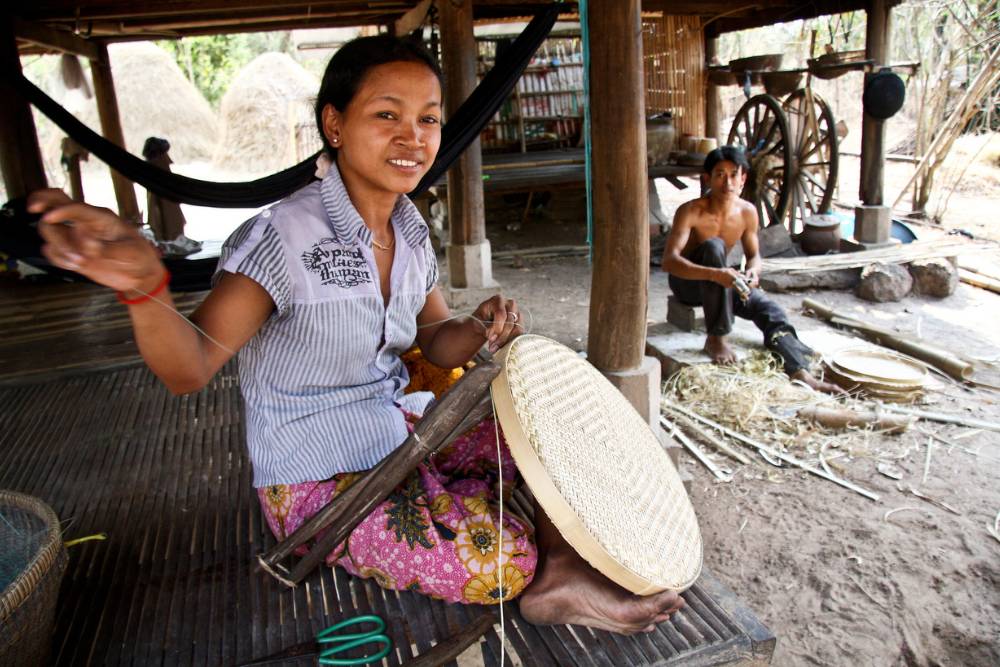 femme cambodgienne au travail, artisanat cambodge