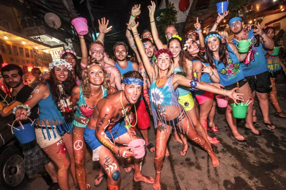 full moon party, koh phangan, thaïlande, voyageurs participant à la Full Moon Party