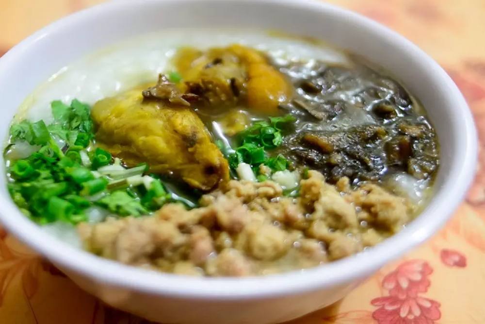 un bol de Chao Au Tau - porridge aux herbes et au porc de Ha Giang