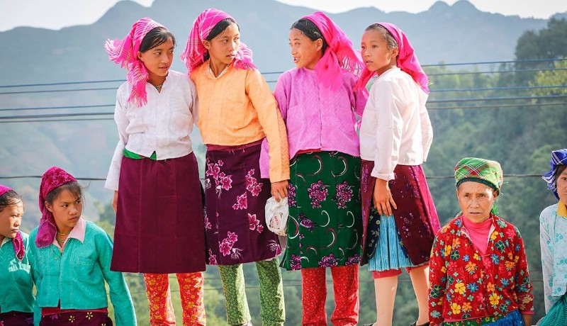 des femmes ethniques dans leurs vêtements colorés au marché de l'amour de Khau Vai à Ha Giang