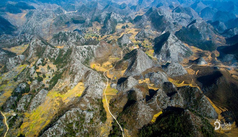 vue de haut du plateau rocheux de Dong Van à Ha Giang