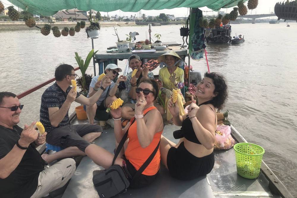 Les visiteurs de Homestay Chez Moi visitent le marché flottant de Cai Rang