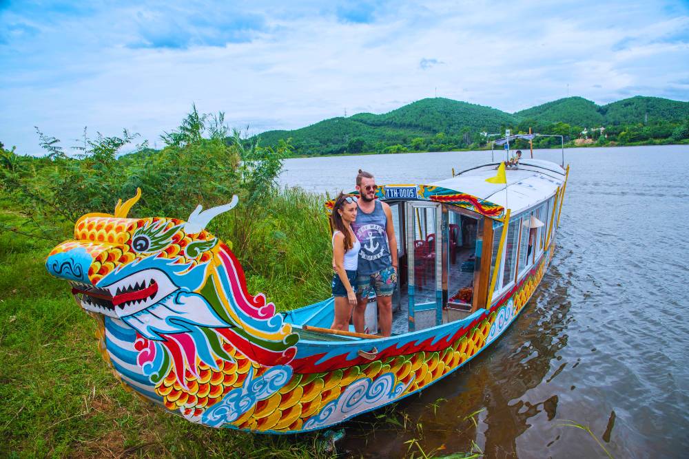 balade en bateau dragon vers Hue Ecolodge