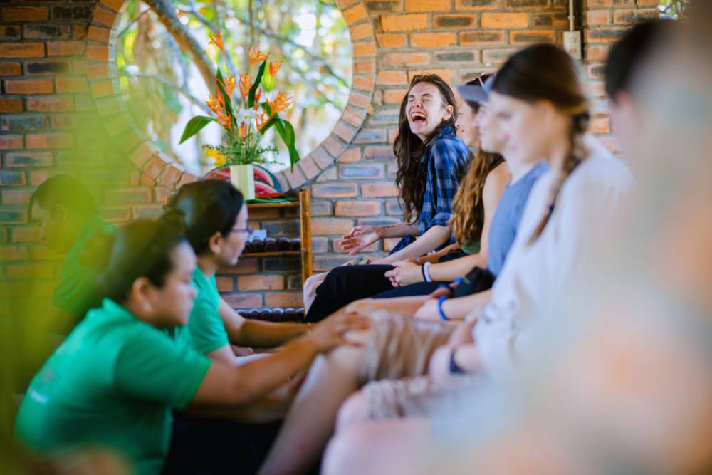 voyageuse profite d'un massage de pieds à Hue Ecolodge