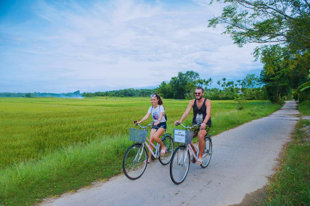 voyageurs se promènent à vélo près de Hue Ecolodge