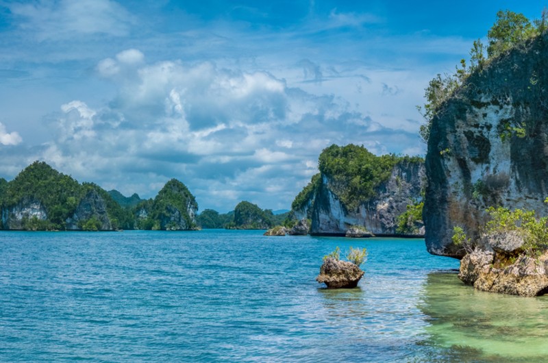 ile, indonesie, voyage, asiatica travel, mer, plage, raja ampat, archipel, rocher, falaise, montagne