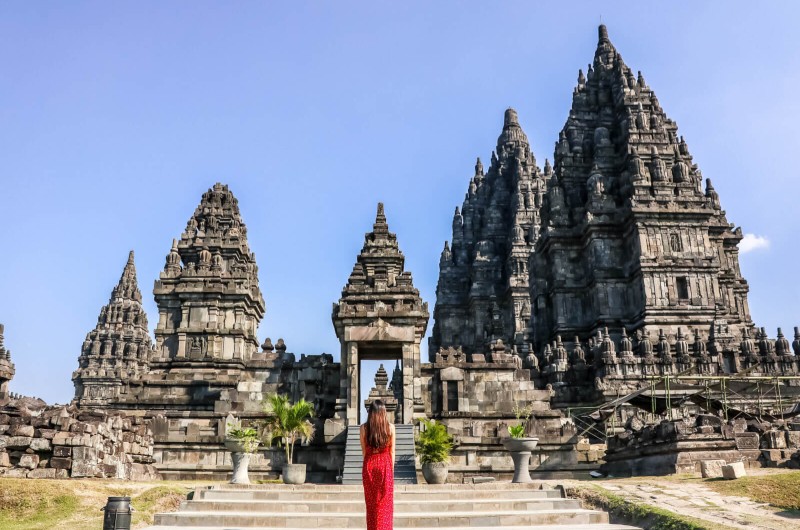 prambanan, temple, java, yogyakarta, indonesie, hindou, voyage, asiatica travel, grandes tours, femme, voyageuse