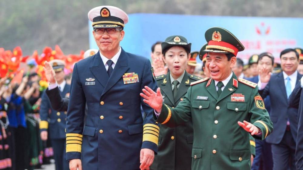 Le ministre vietnamien de la Défense, le général Phan Van Giang, accueille la délégation diplomatique.