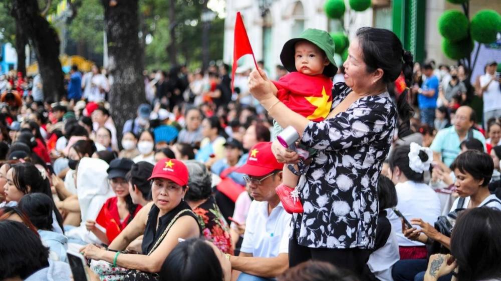 Des Vietnamiens viennent assister à la répétition du défilé du 2 septembre 2025