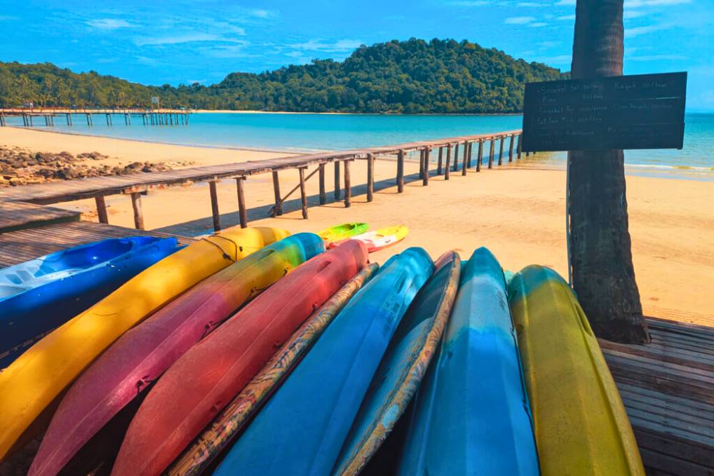 location de kayak sur la plage de Bang Bao à île de Koh Kood, Thaïlande