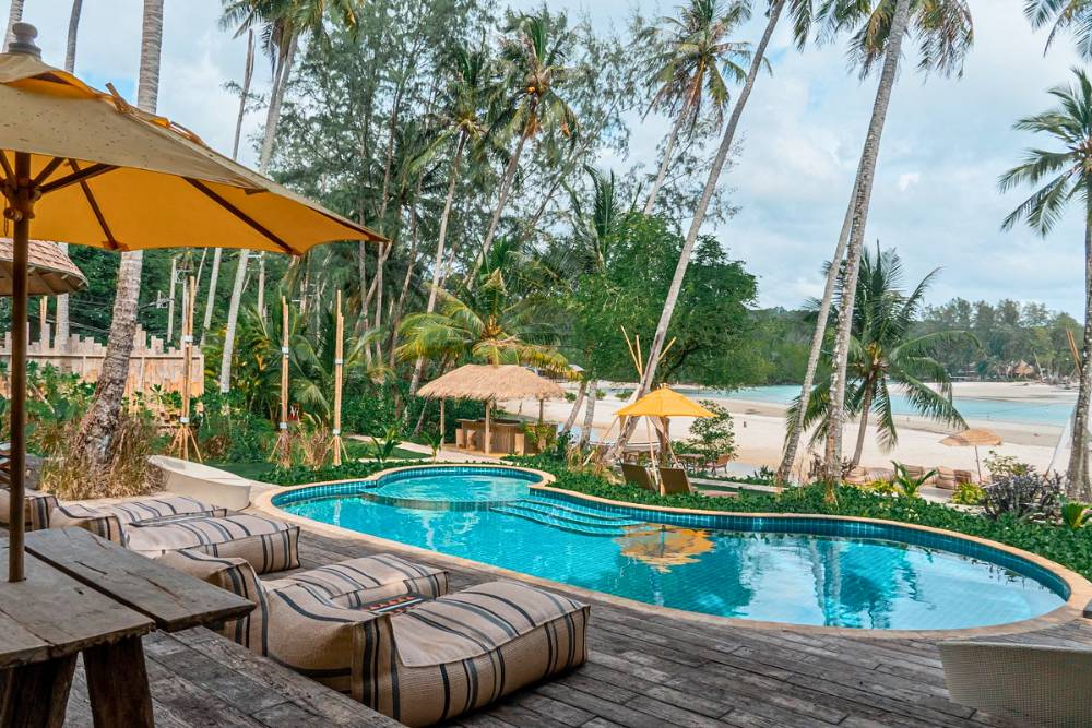 hôtel à Koh Kood avec piscine donnant vue sur la mer