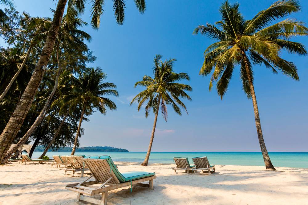 chaises sur la plage de Khlong Chao à île de Koh Kood, Thaïlande