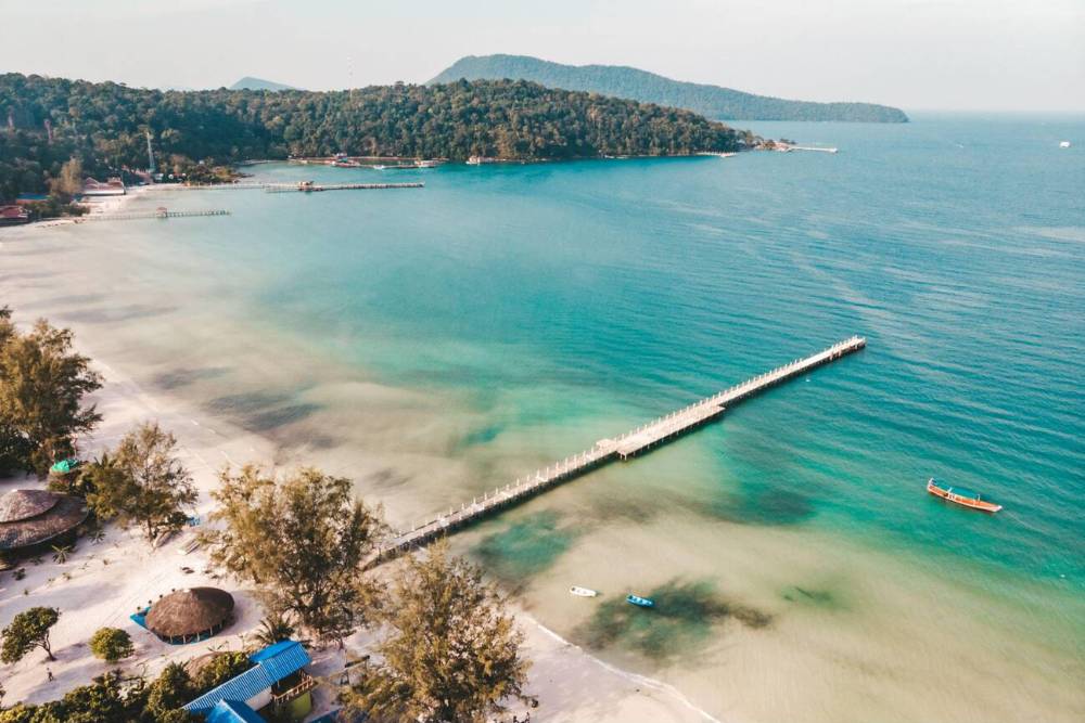 Une plage sur l'île de Koh Rong Samloem au Cambodge avec vue d'en haut