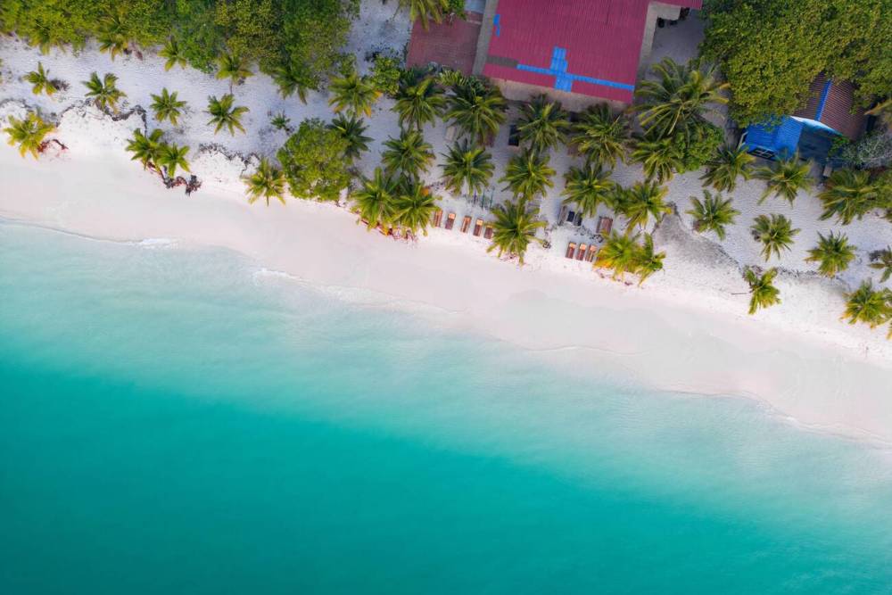 La plage paresseuse de l'île de Koh Rong Samloem est magnifique vue d'en haut.