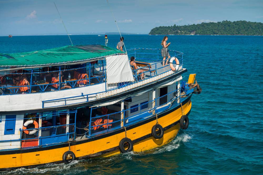Un bateau rapide emmène les touristes sur l'île de Koh Rong Samloem