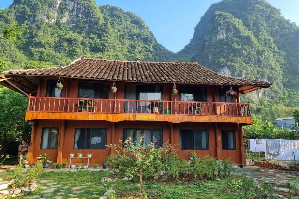 Derrière Lan's Homestay se trouve une haute chaîne de montagnes avec des paysages authentiques.
