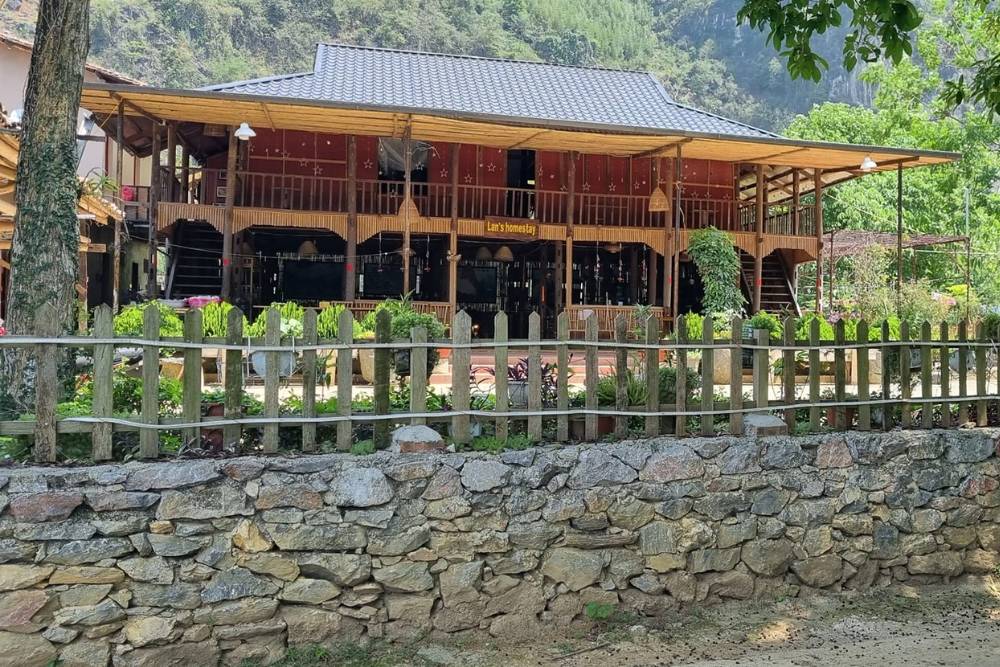 Façade avant de Lan's Homestay avec mur de pierre environnant