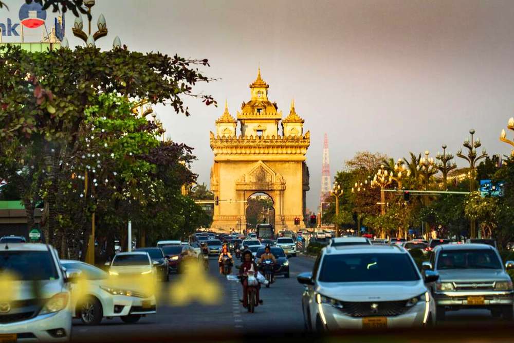 circulation devant le Patuxai à Vientiane au Laos