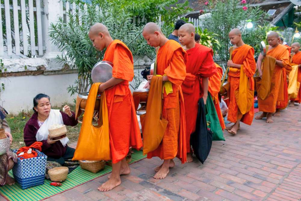 cérémonie martinale de l'aumône à Luang Prabang au Laos