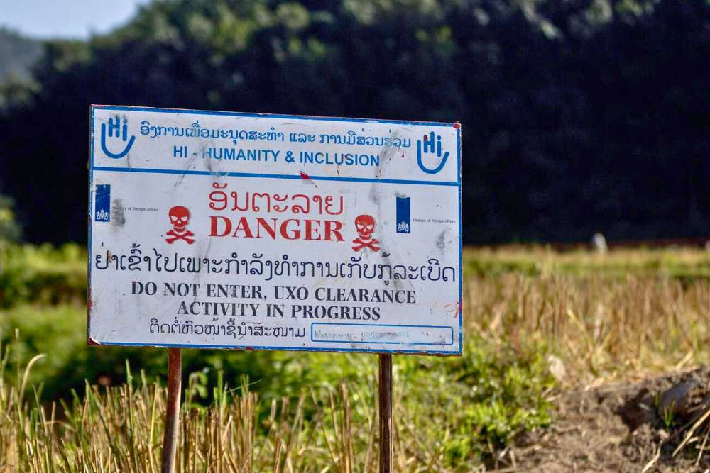Panneau d'avertissement de zone dangereuse minière au Laos