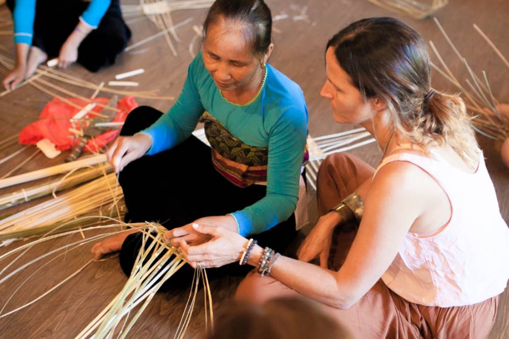 femme thaie locale apprend la vannerie à une voyageuse