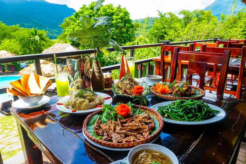 un repas local au restaurant Hoa Lan à Mai Chau Ecolodge