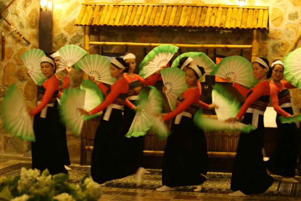 spectacle de danse aux éventails des femmes thaies à Mai Chau Ecolodge