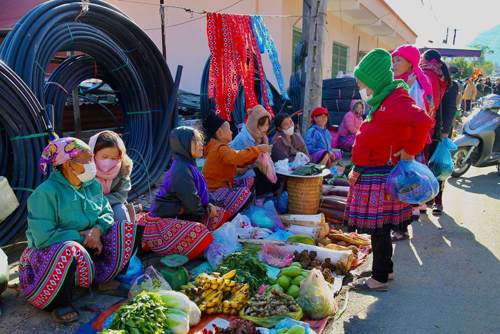 Hmong achetent et vendent des marchandises dans le marché de Pà Cò à Mai Chau