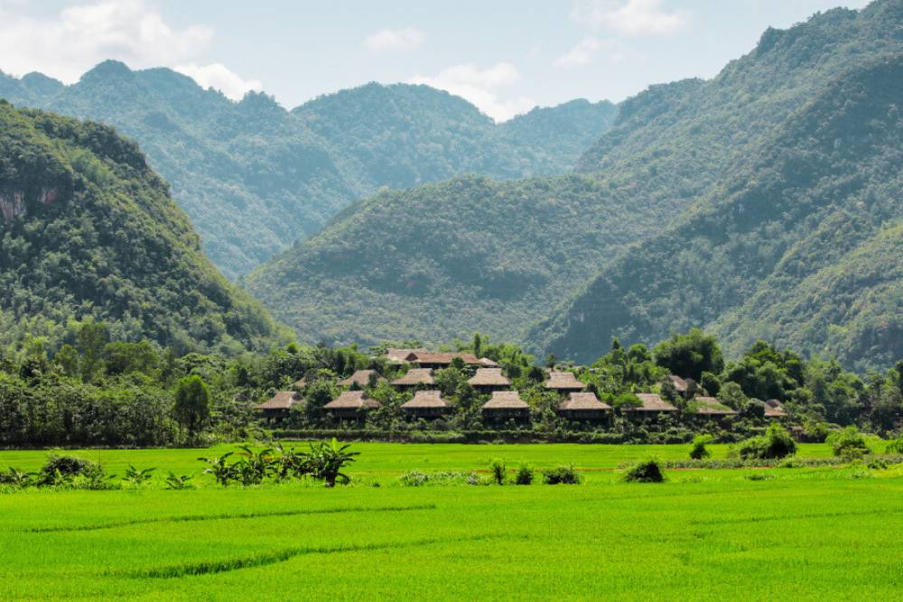 panorama de Mai Chau Ecolodge au milieu de montagnes et de rizières