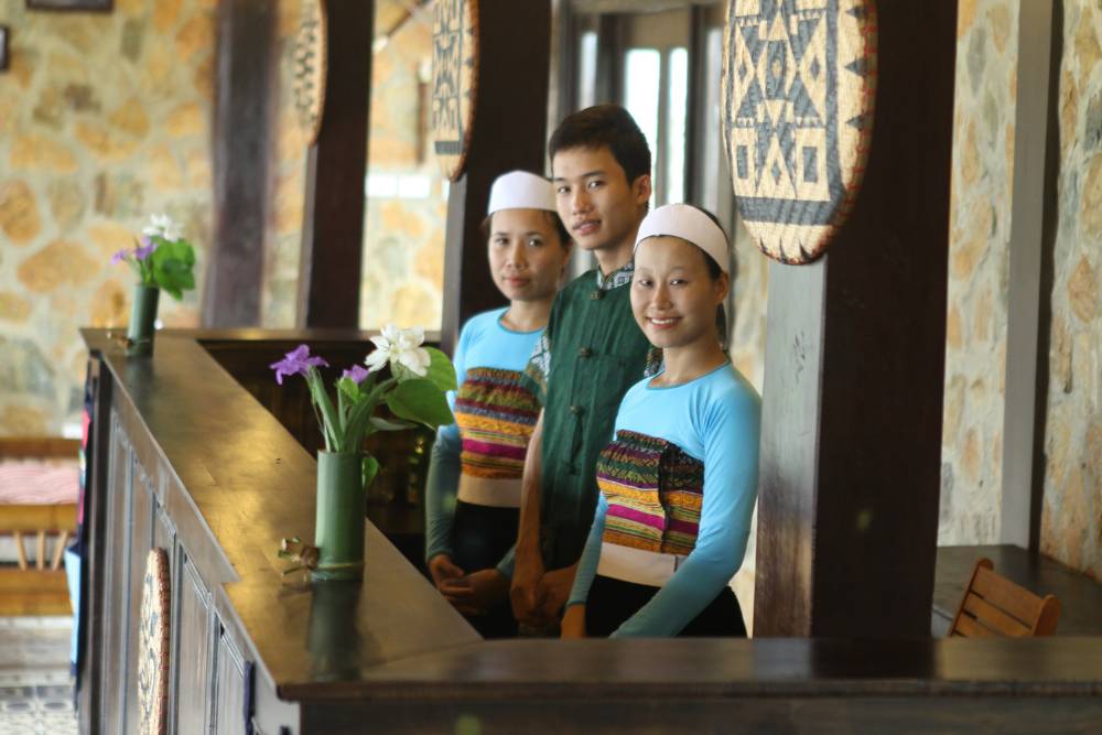les employés de Mai Chau Ecolodge dans leurs tenus traditionnels thai