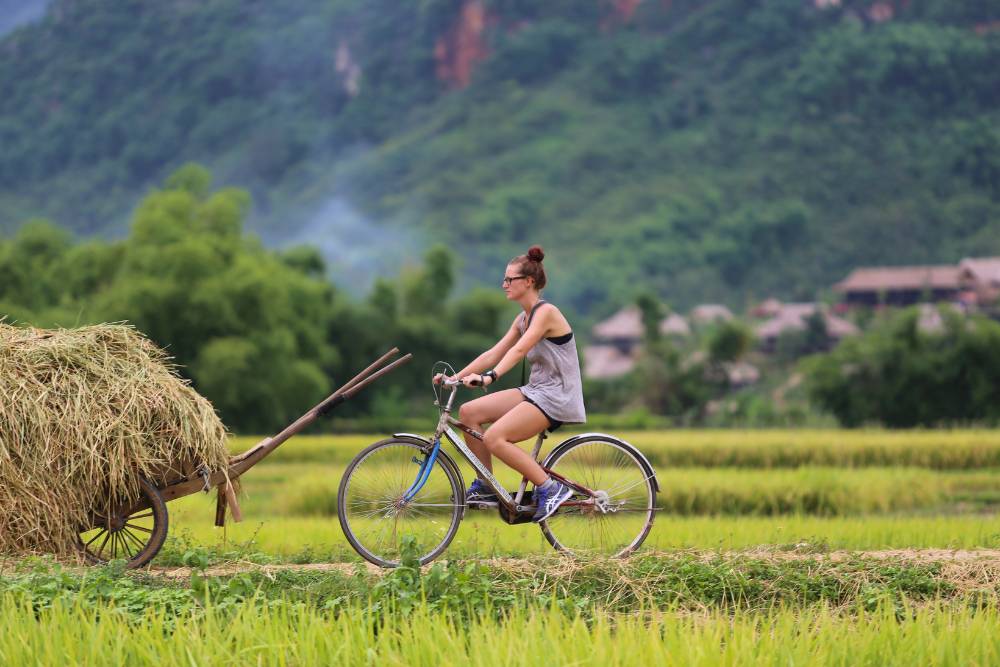 une voyageuse fait du vélo près de Mai Chau Ecolodge