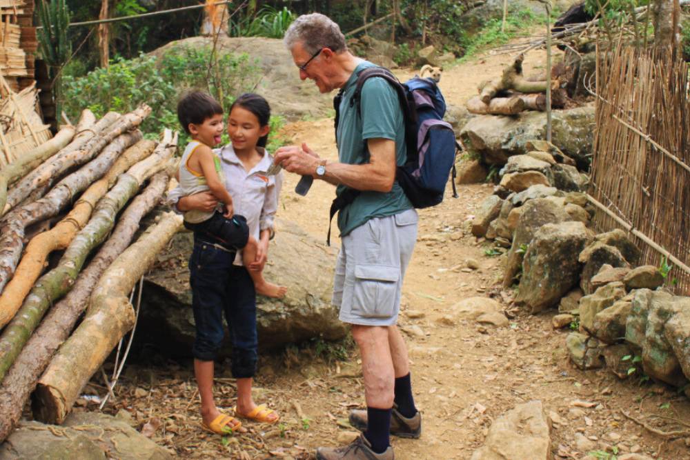 voyageur rencontre des enfants dans un village local près de Mai Chau Ecolodge