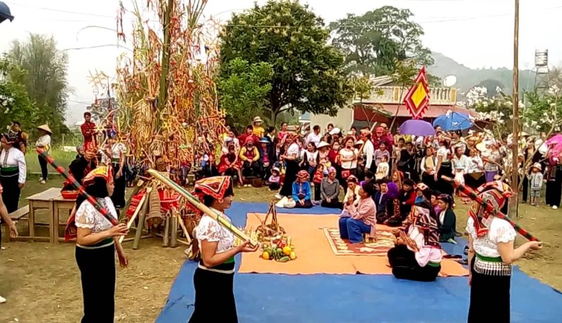 une fête traditionnelle des Thaï à Mai Chau Vietnam