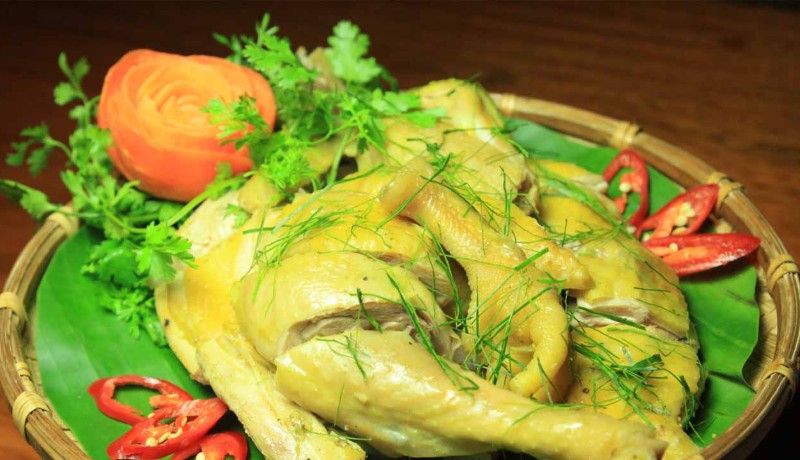 une assiette de poulet poché à Mai Chau, Vietnam