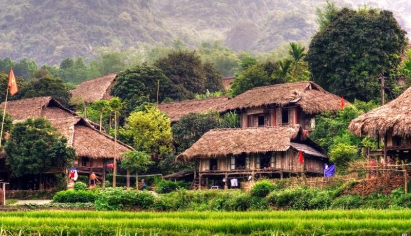 maisons sur pilotis dans le village Lac à Mai Chau Vietnam