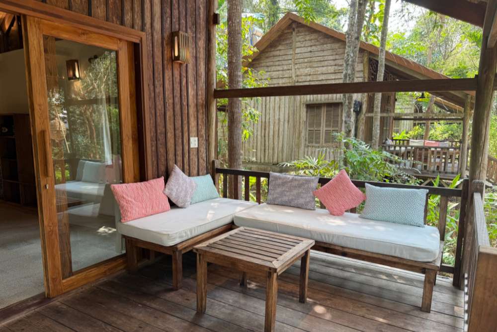 Balcon d'un bungalow au Mango Bay Resort à Phu Quoc