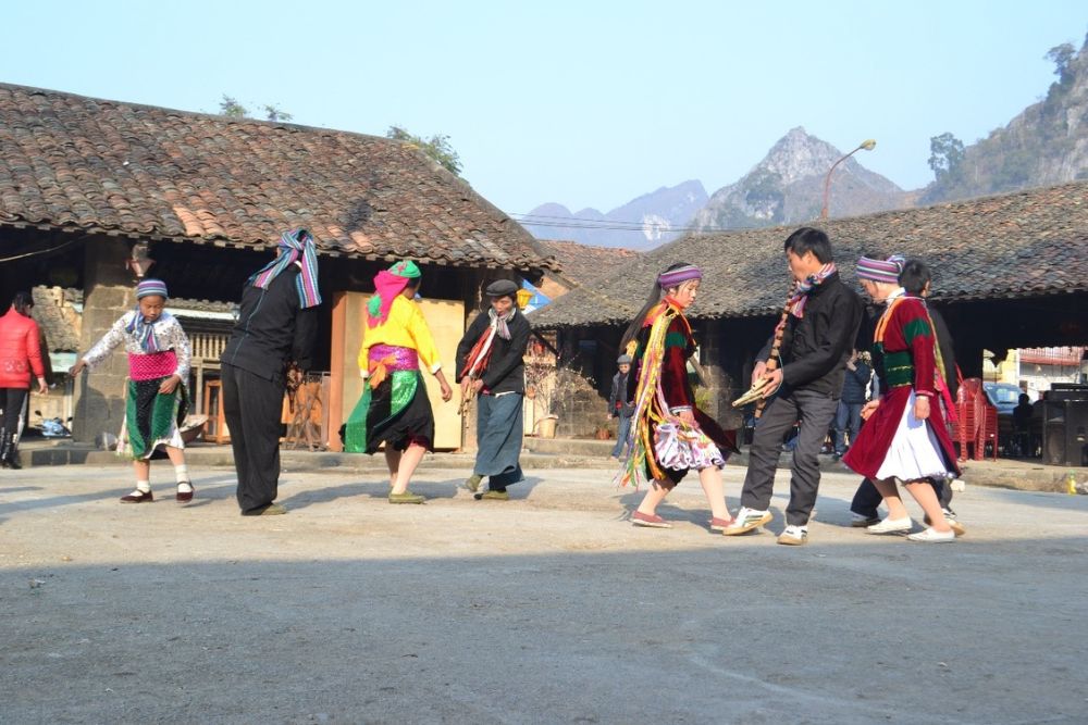 marché de l'amour de khau vai, danse traditionnelle, couples ethniques locaux