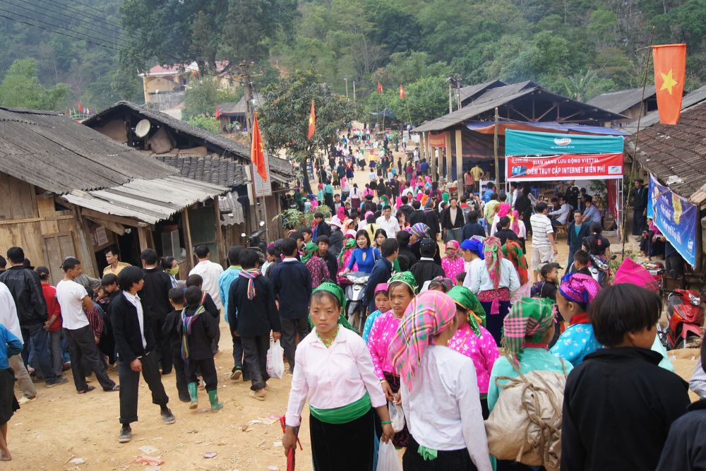 marché de l'amour de khau vai, panorama du marché, scène animée au marché de khau vai