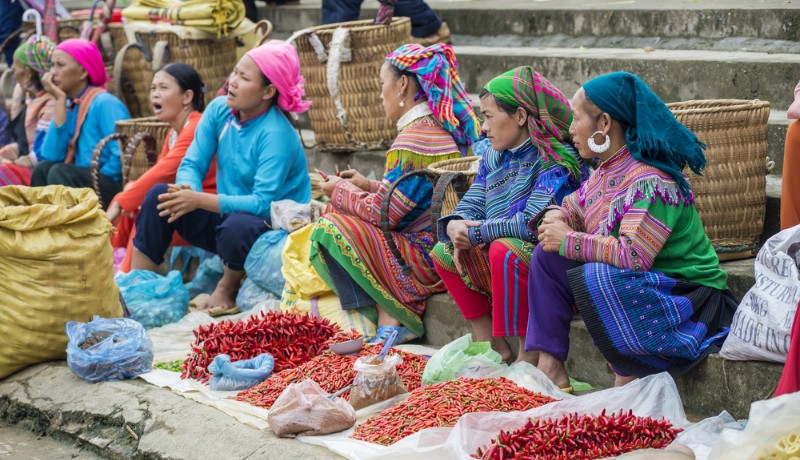 femme de l'ethnie hmong vendant des piments dans un marché à Cao Bang