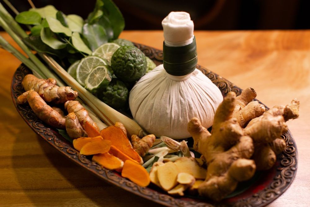 massage au vietnam, massage vietnamien, massage aux pochons d'herbes, un plateau d'herbes aromatiques, voyage au vietnam