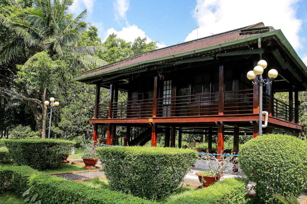 Mausolée du Président Hô Chi Minh - la maison sur pilotis de l’Oncle Hô