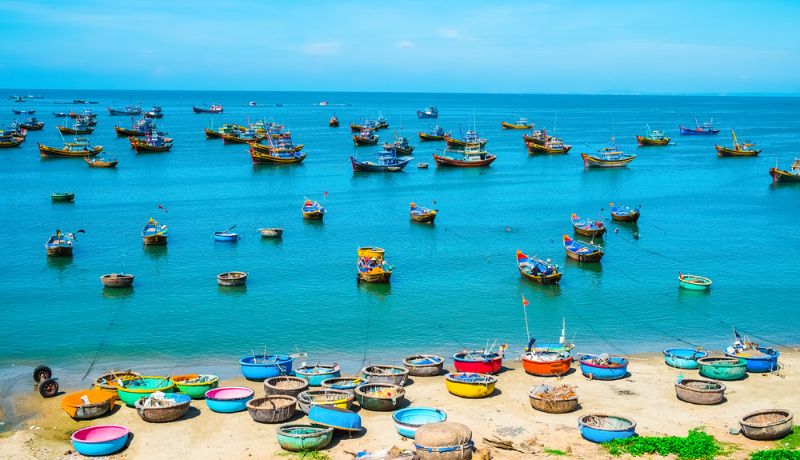 bateaux de pêche et bateaux paniers ronds sur la plage de Mui Ne