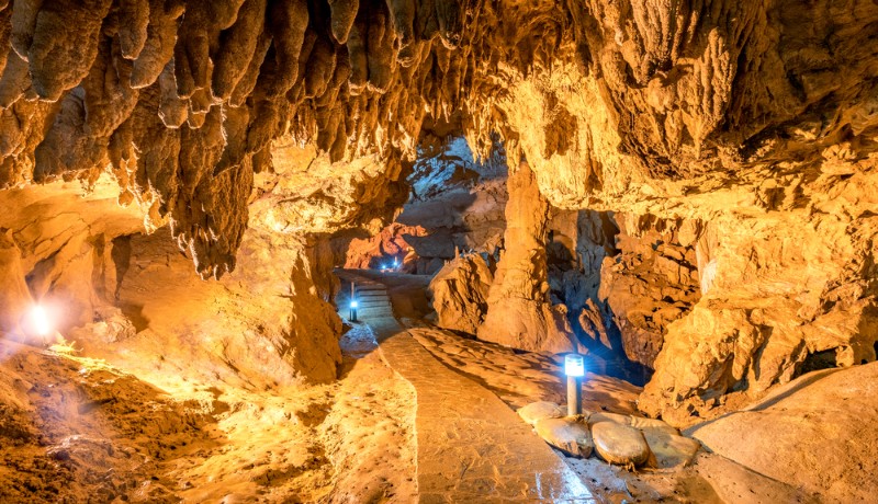 stalactites et stalagmites dans la grotte de Nguom Ngao
