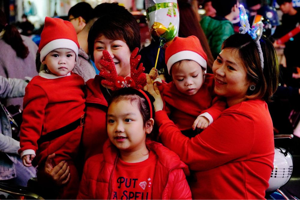 noel vietnam, noël vietnam, fête de noel au vietnam, enfants, parents, père noël, pere noel