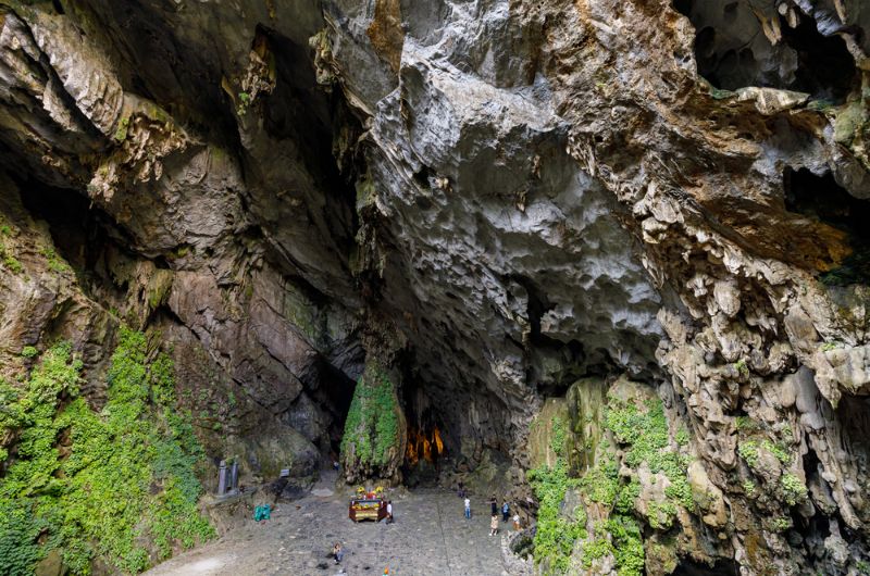 intérieur de la grotte de Huong Tich