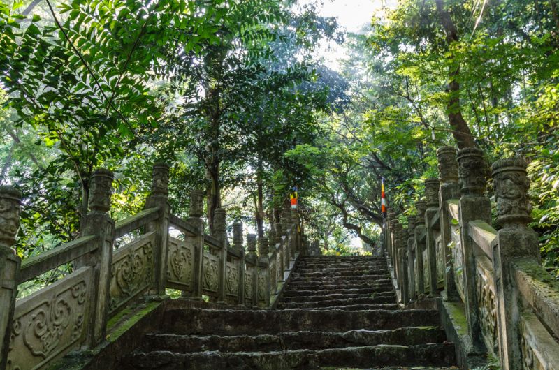 escalier menant à la grotte de Huong Tich