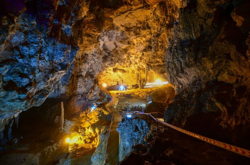 passerelle dans la grotte de Nguom Ngao