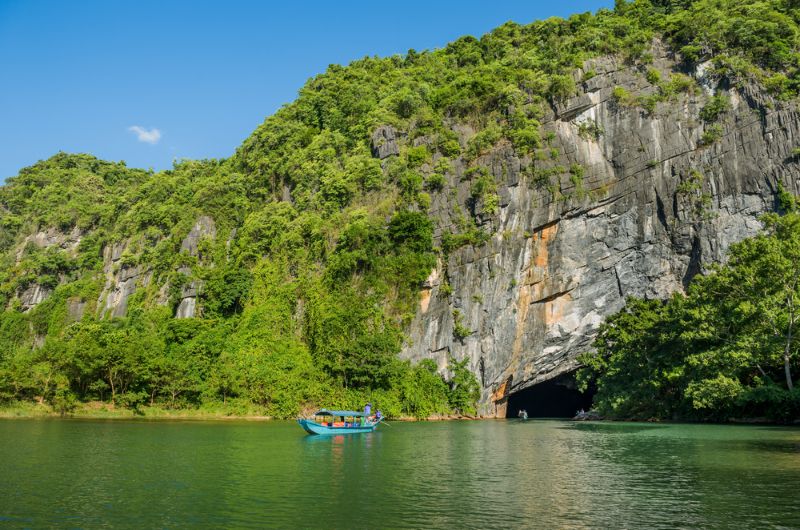 entrée à la grotte phong nha au milieu de beau paysage naturel de montagne et de rivière