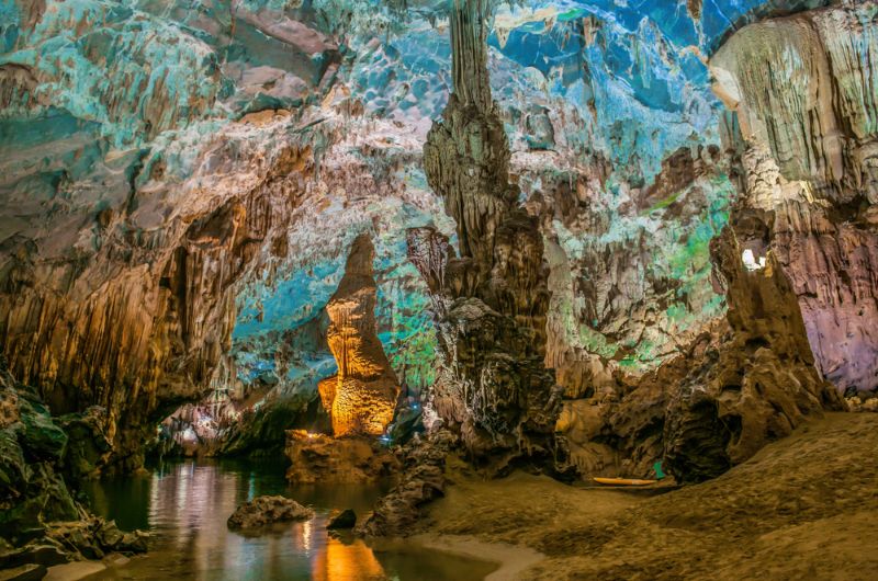 impressionnantes stalagmites dans la grotte de Phong Nha