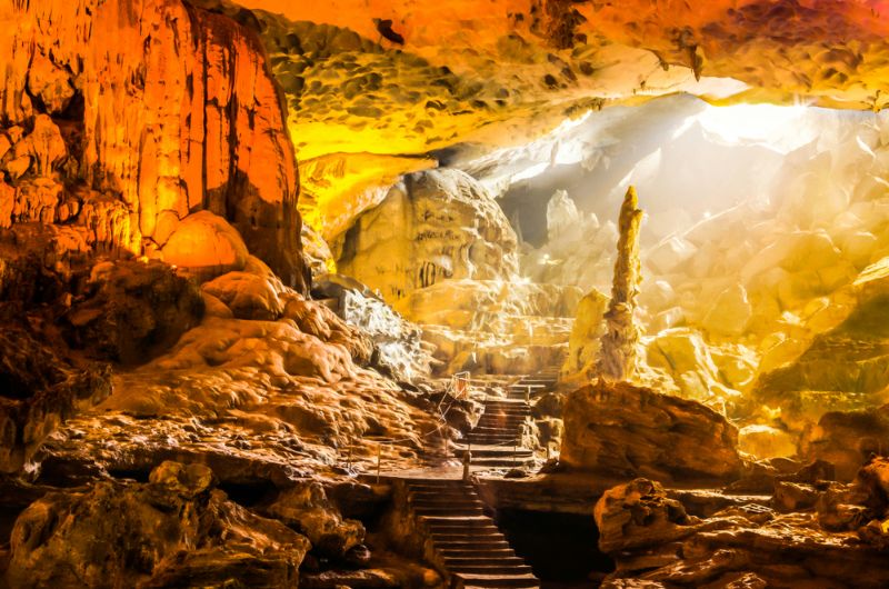 stalagmite dans la grotte de la Surprise